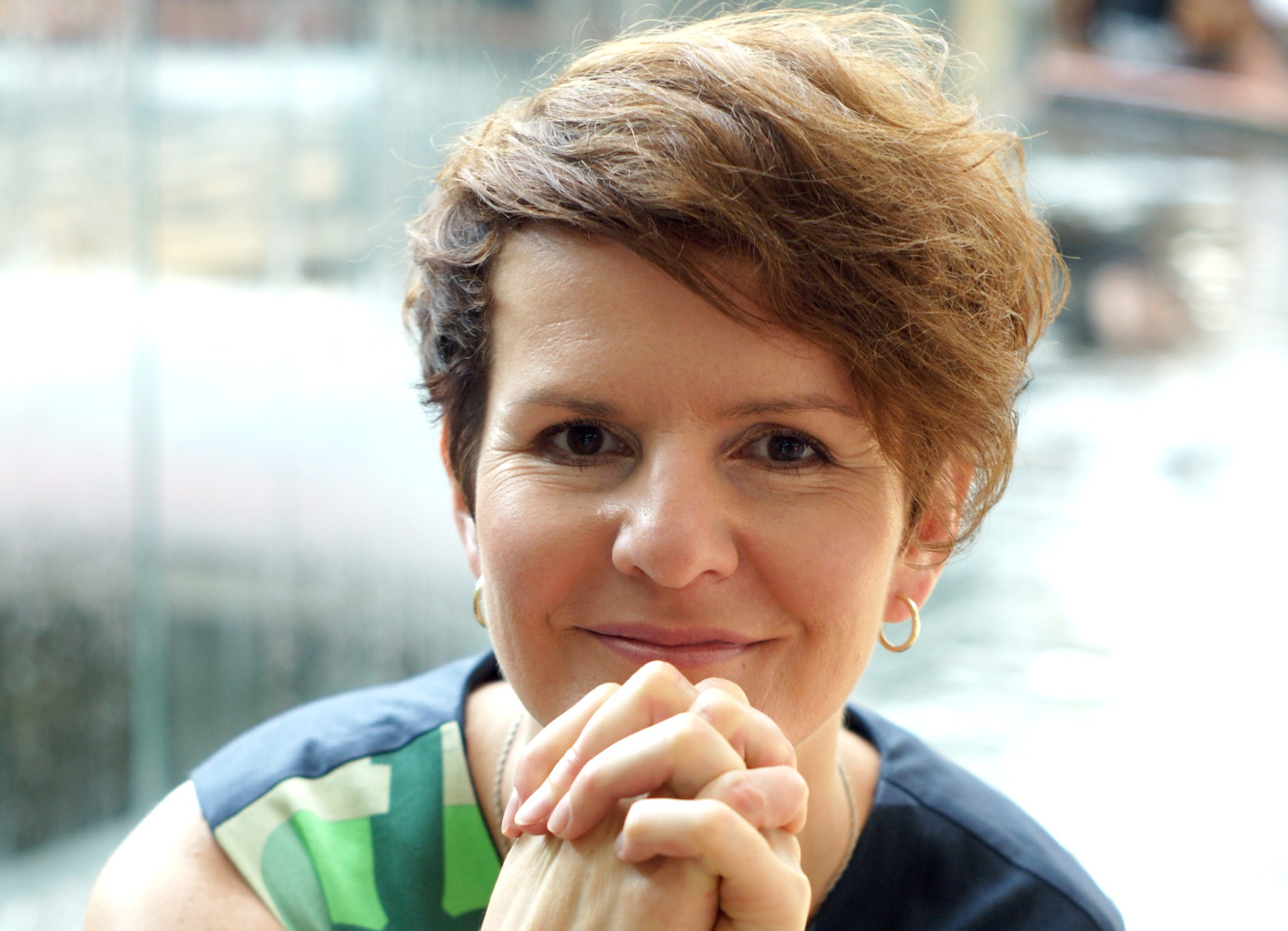 Kasia zdjęcie ze splecionymi dłońmi przy twarzy