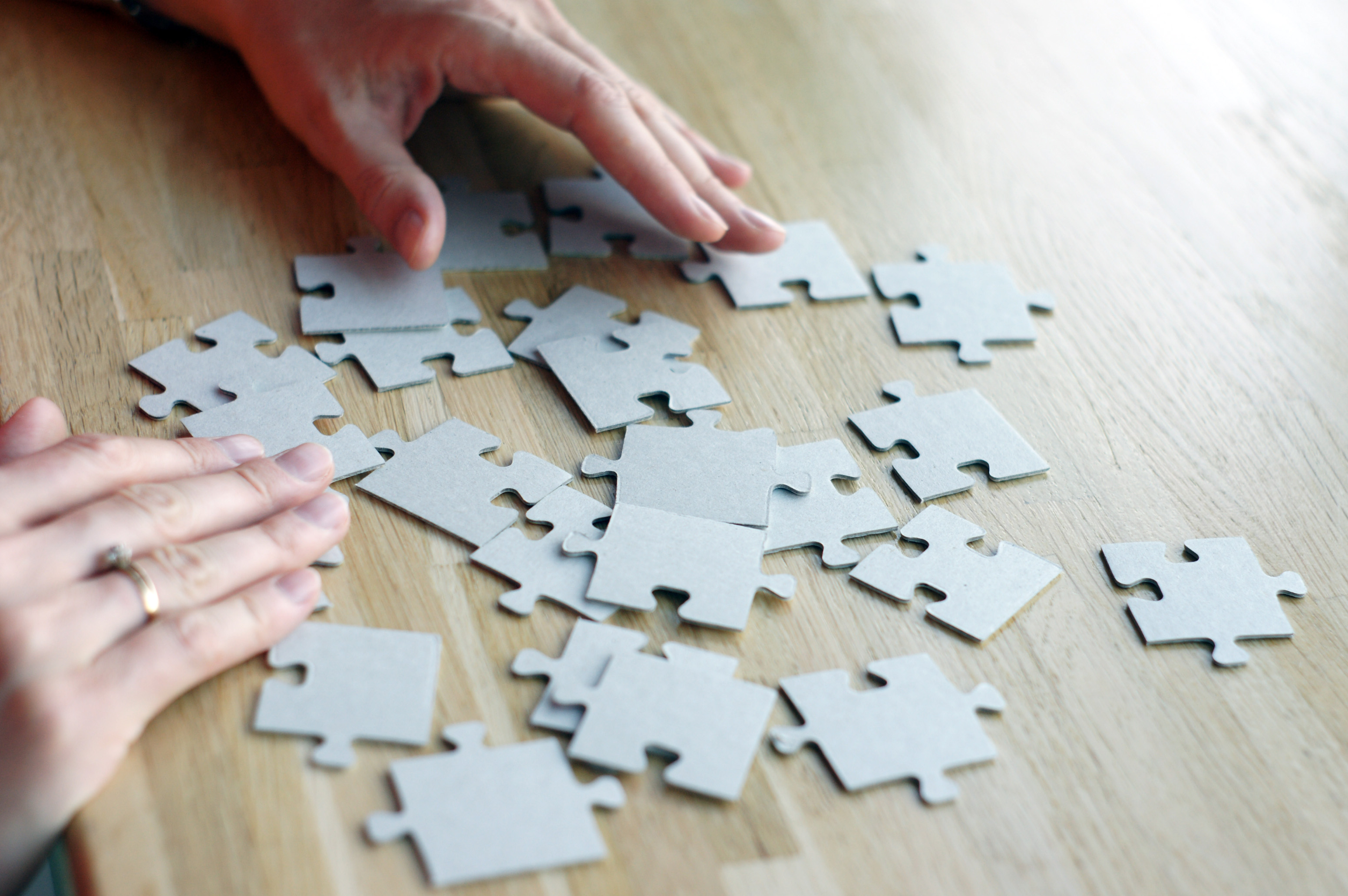 rozsypane puzzle na stole